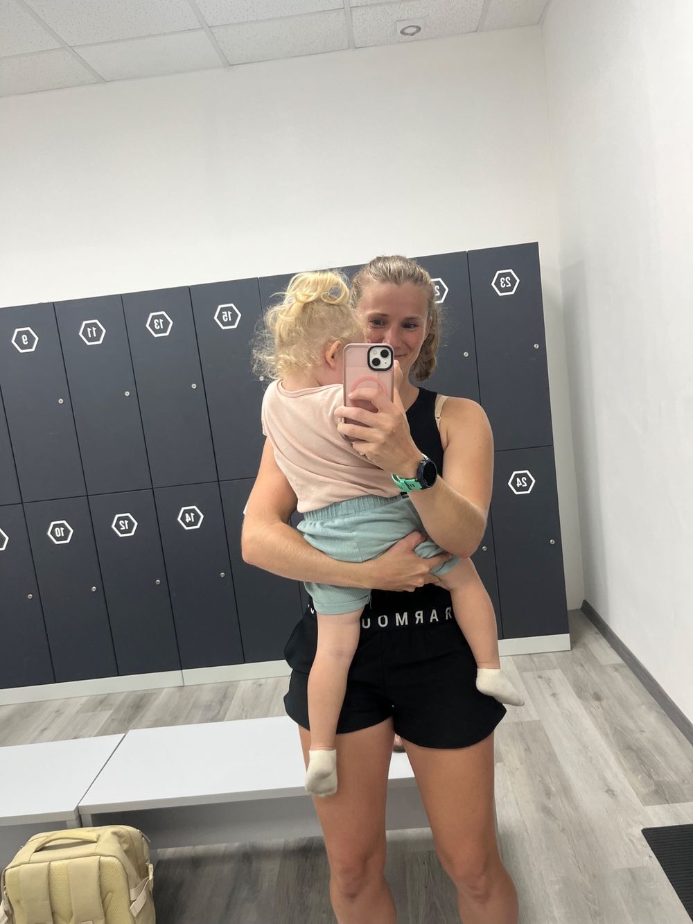 Eva Pilchová s dcerou v šatně fitka